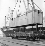 171674 Afbeelding van de overslag van containers in de haven te Rotterdam.